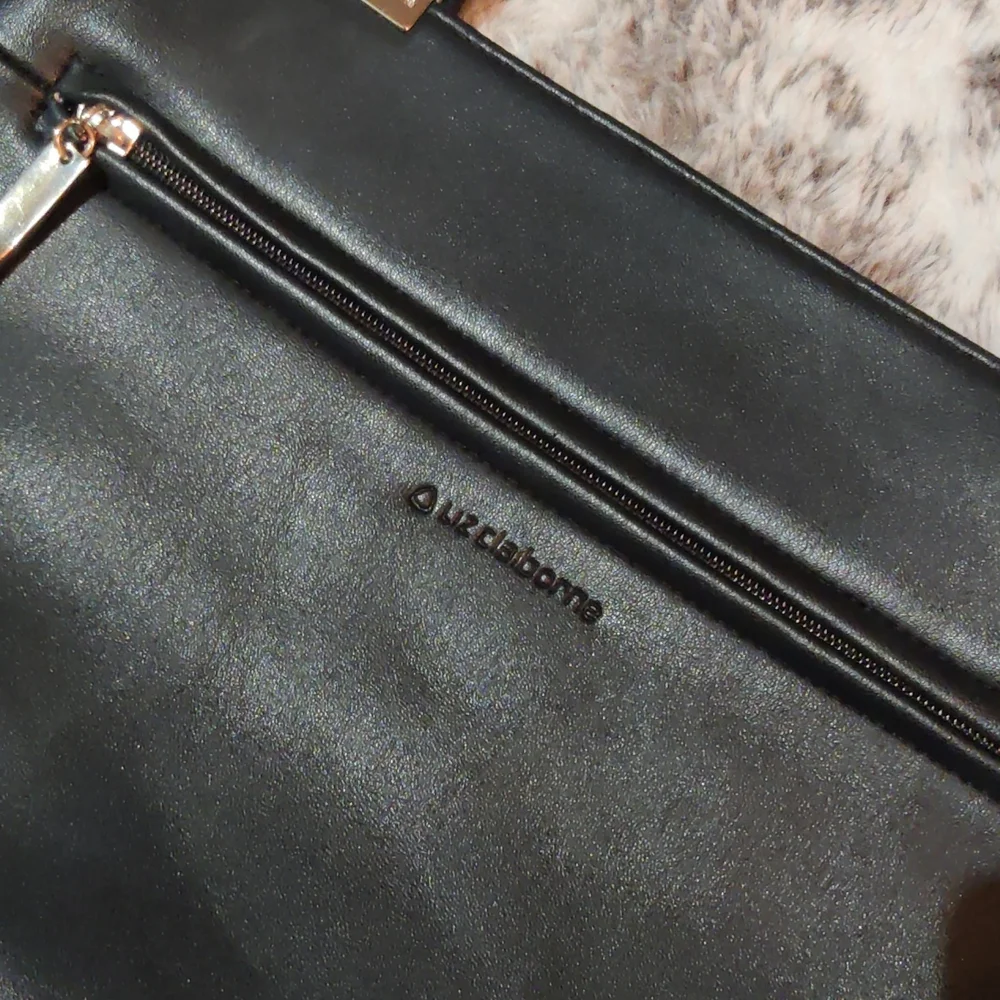 Liz Claiborne Black Leather Shoulder Bag - Picture 2 of 11